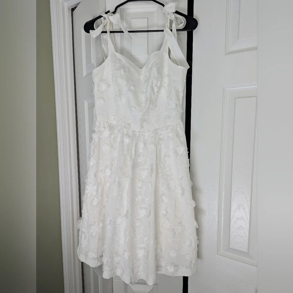 NWT Gal Meets Glam x Anthropologie Trudy White Floral Applique Dress Size 4 - Picture 4 of 8